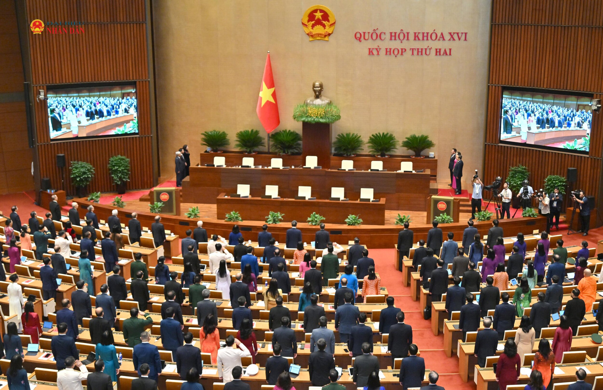 Các đại biểu thực hiện Nghi lễ chào cờVQK_4384