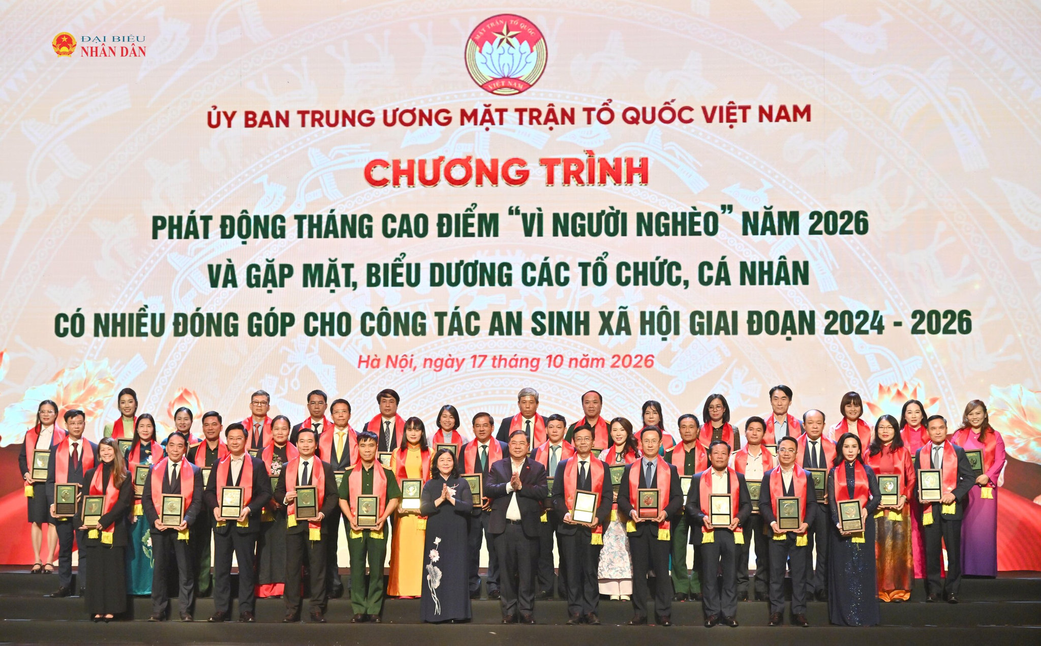 Chủ tịch MTTQ Việt Nam Bùi Thị Minh Hoài và Phó Thủ tướng Thường trực Chính phủ Phạm Gia Túc vinh danh tặng Kỷ niệm chương cho các tổ chức, cá nhân
