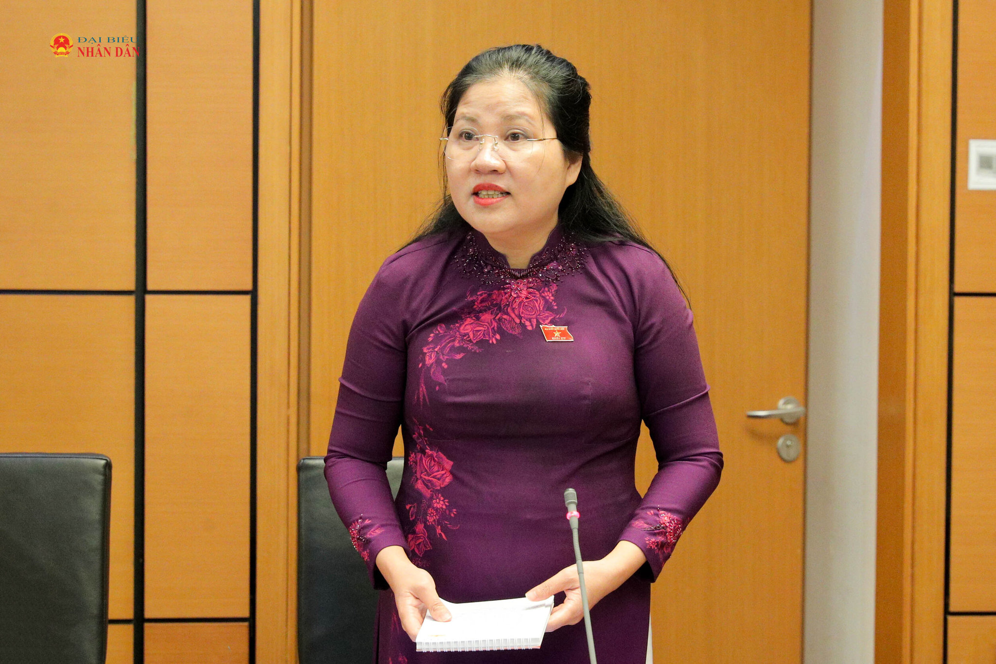 ĐBQH Đinh Thị Phương Lan (Quảng Ngãi) phát biểu thảo luận. Ảnh: Hồ Long
