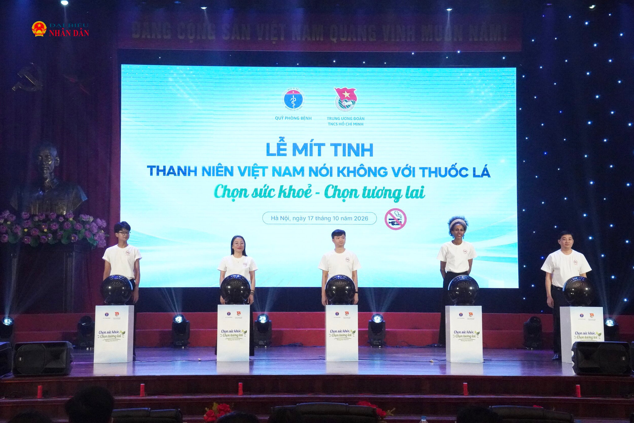 Các đại biểu thực hiện nghi thức phát động chương trình.