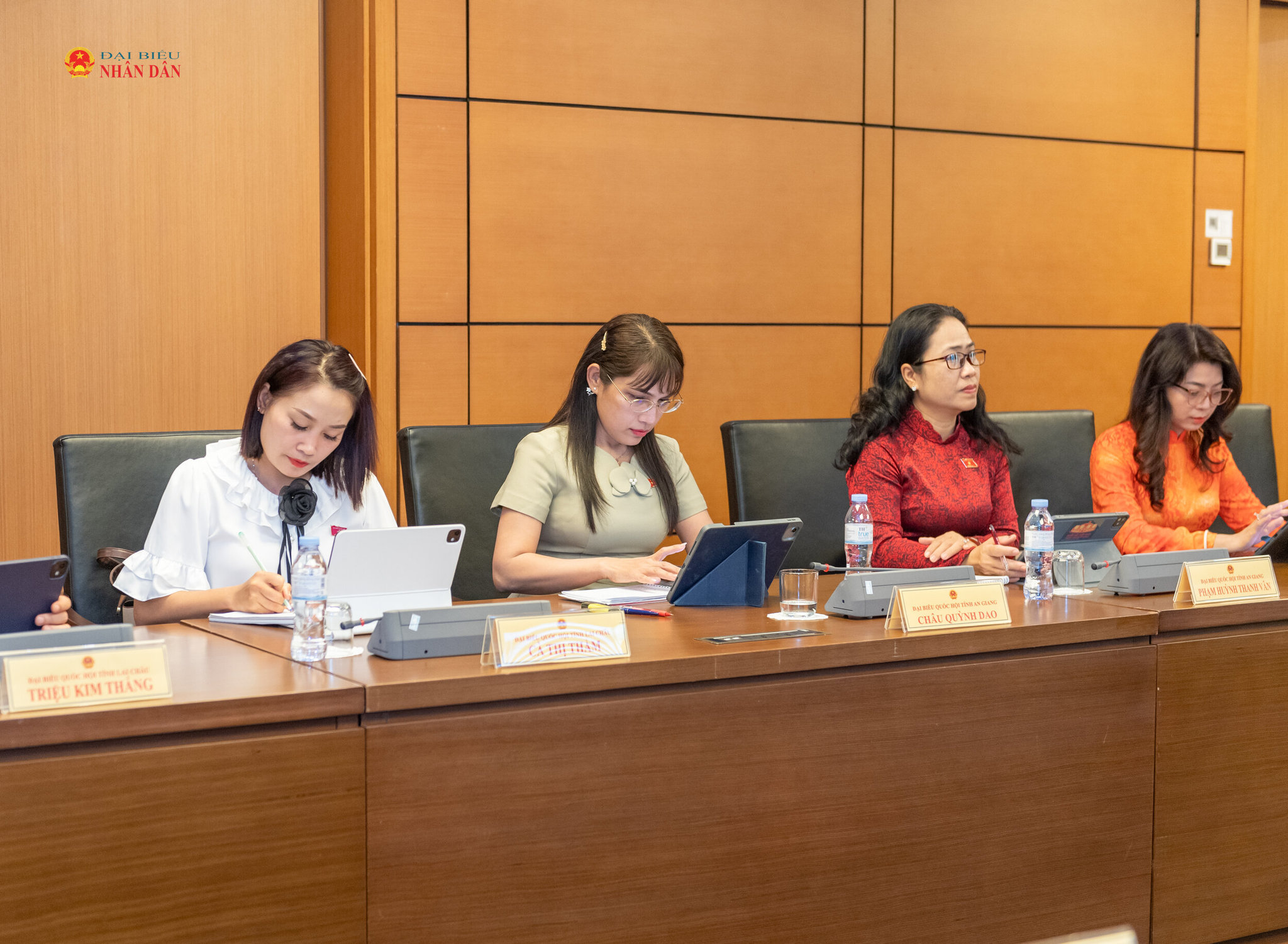 Các ĐBQH tại phiên thảo luận tổ. Ảnh: Mạnh Hưng