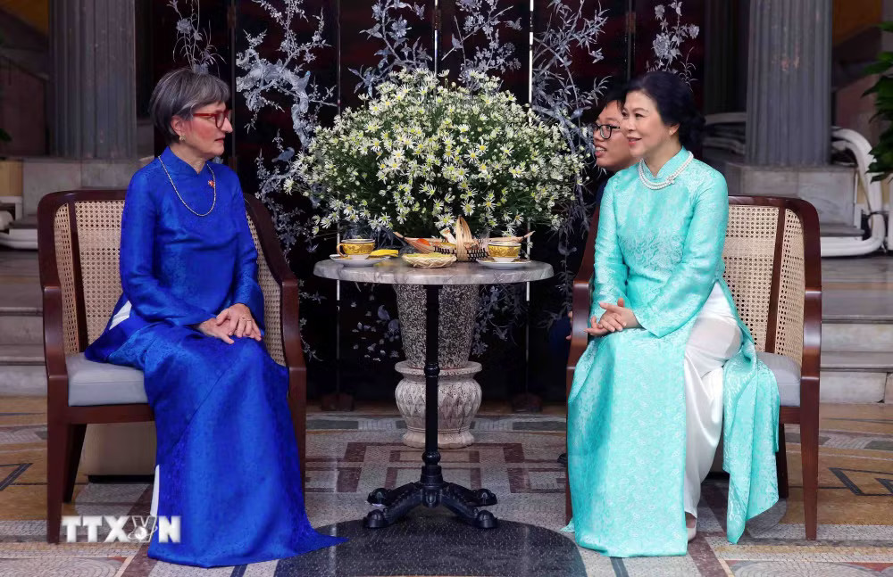 Bà Ngô Phương Ly, Phu nhân Tổng Bí thư, Chủ tịch nước Tô Lâm cùng bà Caroline Parmelin, Phu nhân Tổng thống Liên Bang Thụy Sĩ ăn bánh, thưởng trà tại trường Đại học Dược Hà Nội
