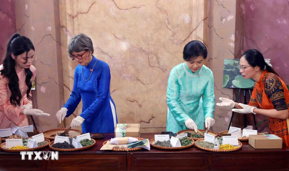 Bà Ngô Phương Ly, Phu nhân Tổng Bí thư, Chủ tịch nước Tô Lâm cùng bà Caroline Parmelin, Phu nhân Tổng thống Liên Bang Thụy Sĩ trải nghiệm làm gối chườm từ thảo dược