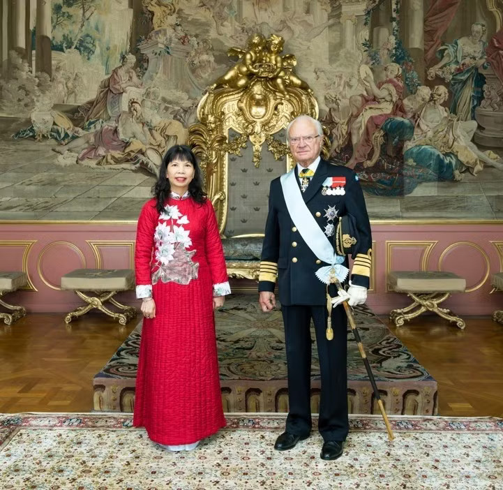 Vietnamese Ambassador Pham Thi Kim Hoa and King Carl XVI Gustaf of Sweden at the credentials presentation ceremony (Photo: qdnd.vn)