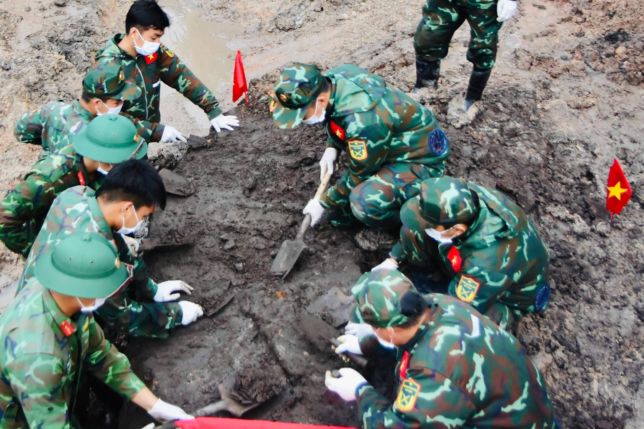 Ngày 17/10, công tác tìm kiếm, quy tập hài cốt liệt sĩ tại Khu B, Công viên Lê Thị Riêng tiếp tục được triển khai khẩn trương