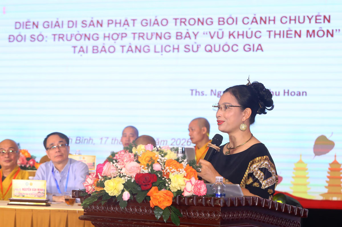 Phó Giám đốc Bảo tàng lịch sử Quốc gia Nguyễn Thị Thu Hoan tham luận tại hội thảo