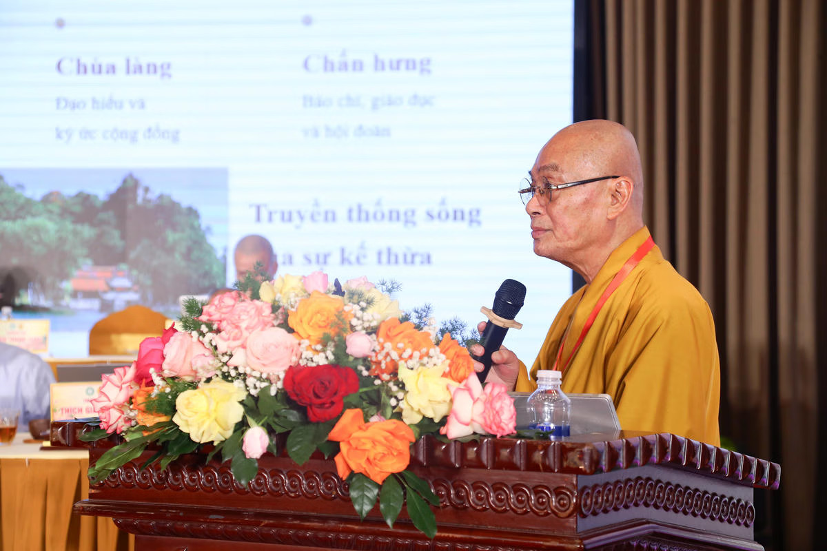Phó Trưởng ban Văn hóa Trung ương Giáo hội Phật giáo Việt Nam, Thượng tọa Thích Minh Hiền tham luận tại hội thảo