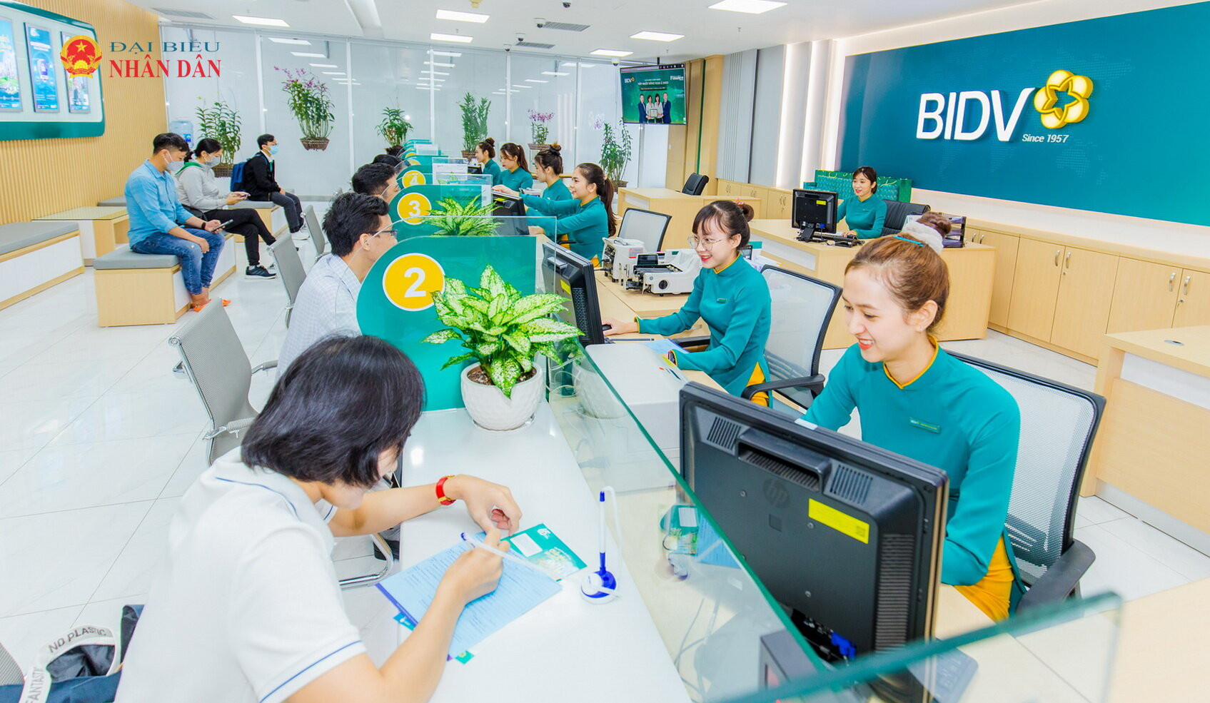 Khách hàng giao dịch tại BIDV