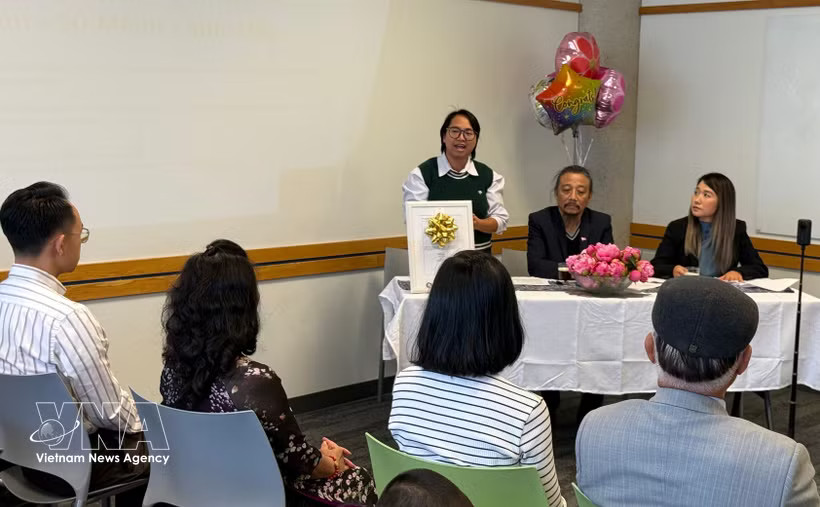 A representative of the Canada–Vietnam Cultural & Educational Council speaks at the launch of the Global Vietnamese Network (GVN) in Canada. (Photo: VNA)