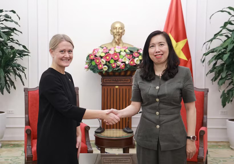 Deputy Minister of Foreign Affairs Le Thi Thu Hang (R) receives State Secretary at the Norwegian Ministry of Foreign Affairs Astrid Bergmål in Hanoi on October 16. (Photo: Vietnamese Ministry of Foreign Affairs)