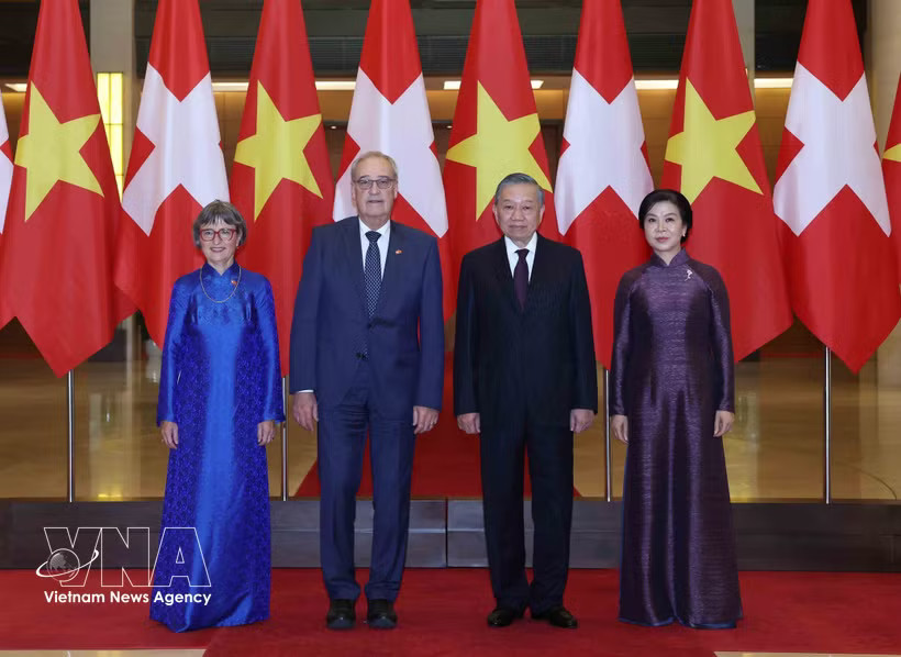 General Secretary of the Communist Party of Vietnam Central Committee and President To Lam (second from right) and his spouse Ngo Phuong Ly pose for a photo with Swiss President Guy Parmelin and his spouse Caroline Parmelin. (Photo: VNA)
