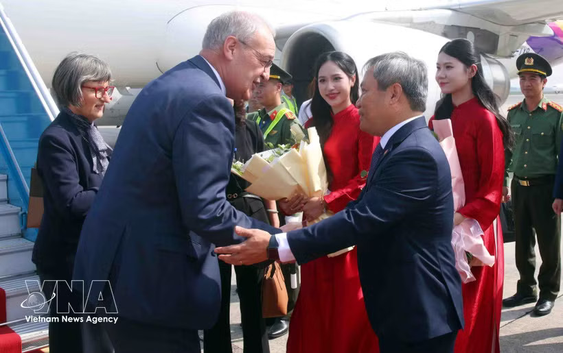 Chairman of the Hanoi People’s Committee Vu Dai Thang (R) welcomes Swiss President Guy Parmelin and his spouse Caroline Parmelin at Noi Bai International Airport. (Photo: VNA)