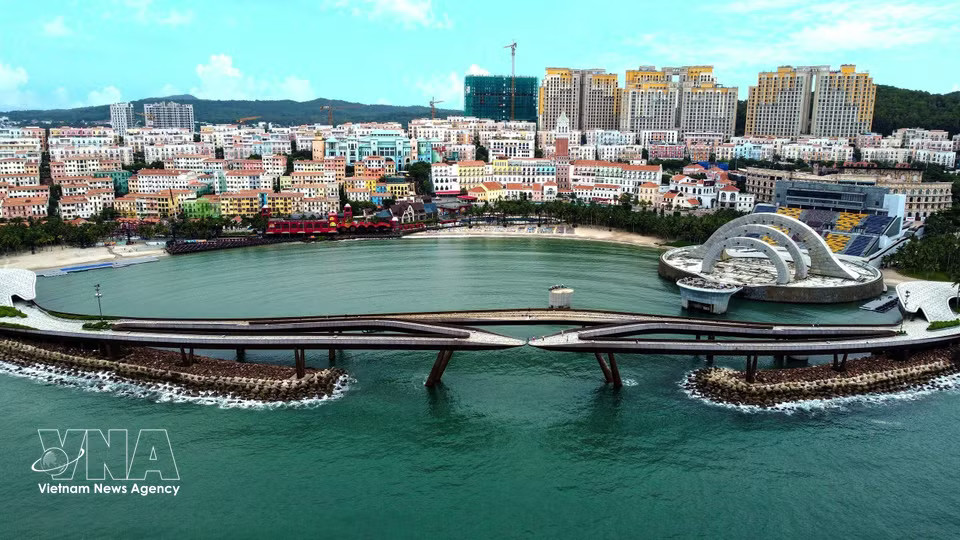 Phu Quoc’s Kiss Bridge creates a striking landmark amid the island’s seascape and the urban and tourism complex in southern Phu Quoc. (Photo: VNA)