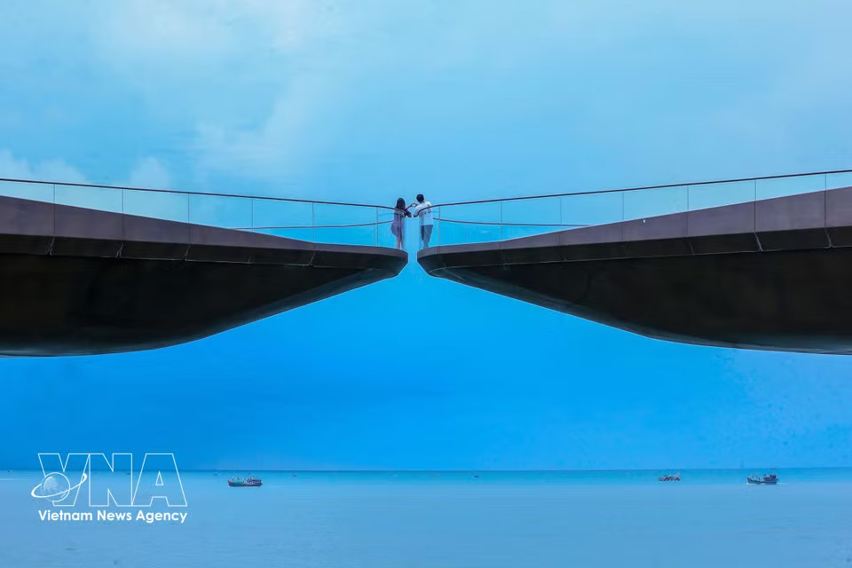 Tourists check in at Phu Quoc’s Kiss Bridge. (Photo: VNA)