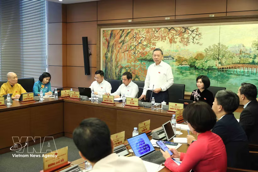 General Secretary and President To Lam speaks at the group discussion with the National Assembly deputies’ delegation of Hanoi on October 17, 2026. (Photo: VNA)