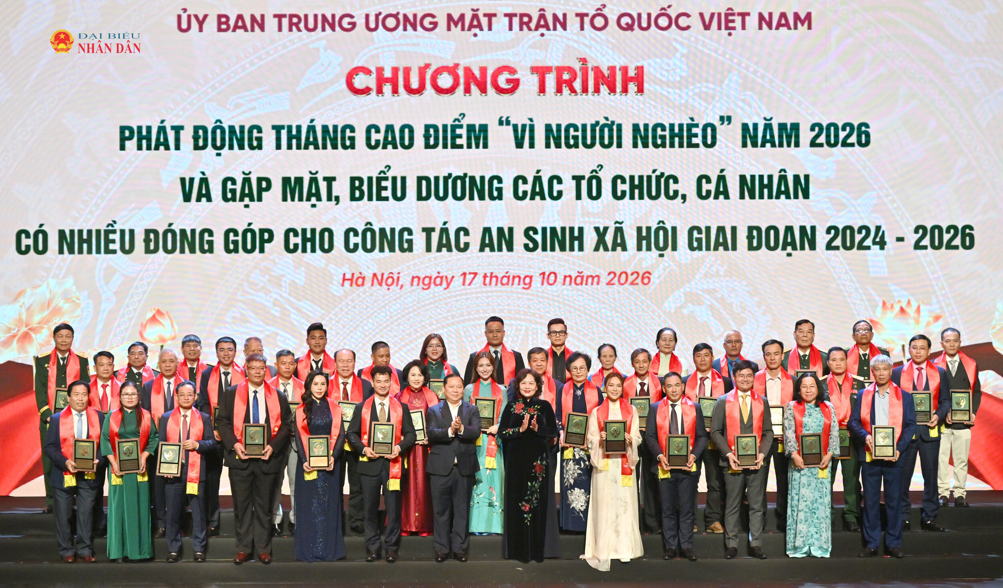 Phó Chủ tịch Quốc hội Nguyễn Thị Hồng và Phó Bí thư Thường trực Đảng ủy Mặt trận Tổ quốc, các đoàn thể Trung ương Nguyễn Phi Long vinh danh, tặng Kỷ niệm chương cho các tổ chức, cá nhân