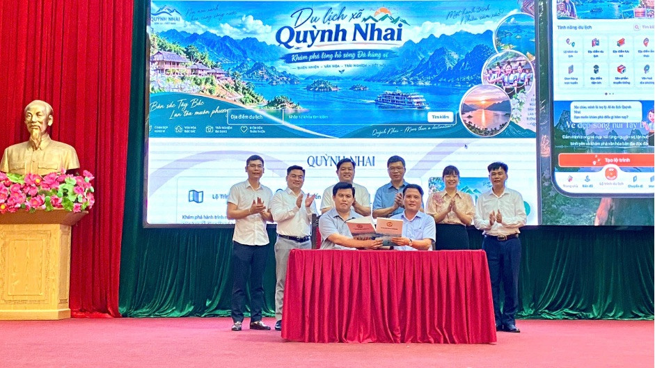 Lễ ký kết hợp tác chuyển giao phần mềm du lịch thông minh Quỳnh Nhai Tour.