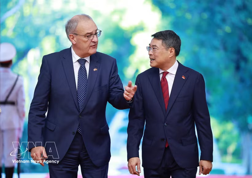 Prime Minister Le Minh Hung (right) meets with Swiss President Guy Parmelin in Hanoi on October 17, 2026. (Photo: VNA)
