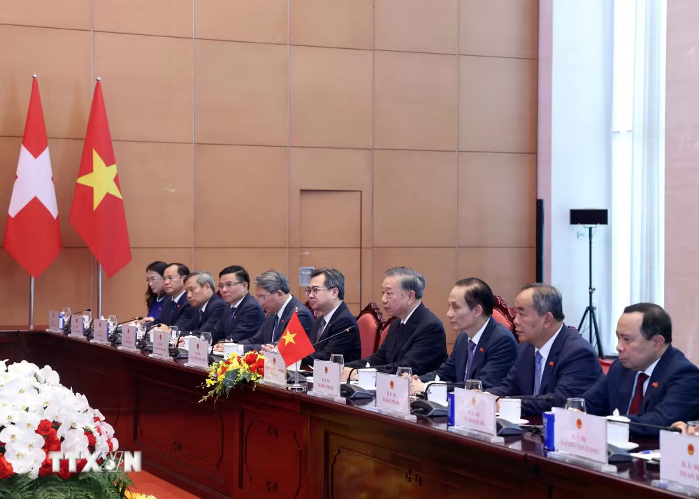 Tổng Bí thư, Chủ tịch nước Tô Lâm và thành viên đoàn cấp cao Việt Nam tại cuộc hội đàm với Tổng thống Thụy Sĩ Guy Parmelin