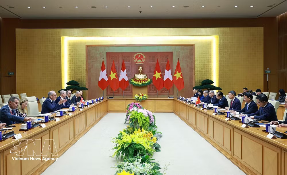 The meeting between Prime Minister Le Minh Hung and Swiss President Guy Parmelin in Hanoi on October 17, 2026 (Photo: VNA) vnanet-pm-le-minh-hung-and-swiss-president-guy-parmelin-2.jpg