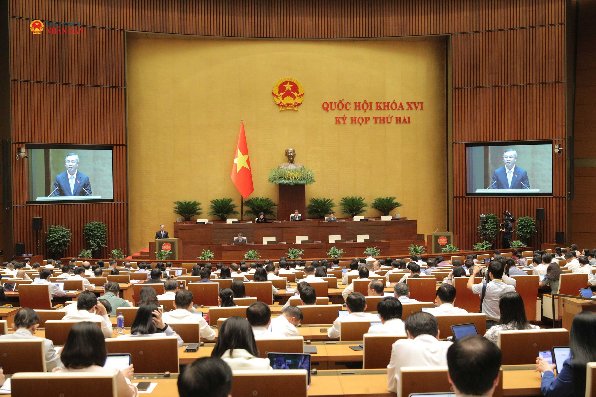 Quang cảnh phiên họp