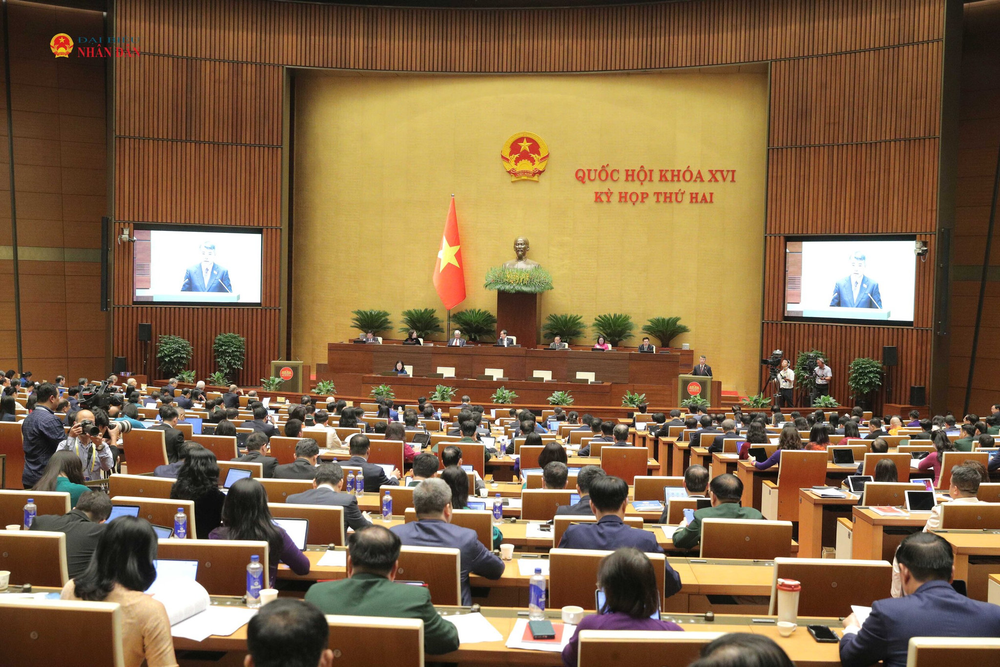Quang cảnh phiên họp