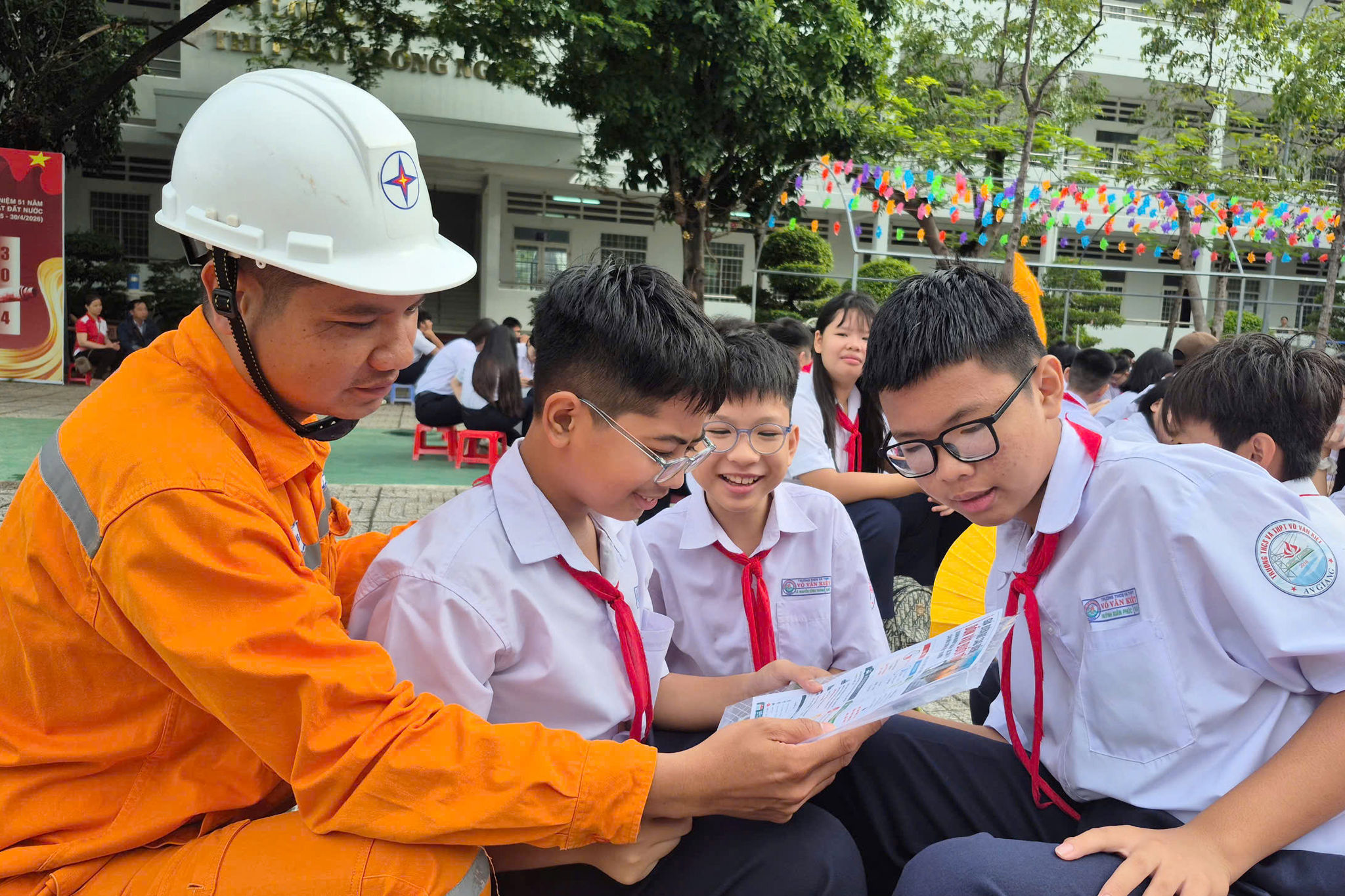 Truong hoc EVNSPC chủ động đối thoại, giải quyết kiến nghị của cử tri