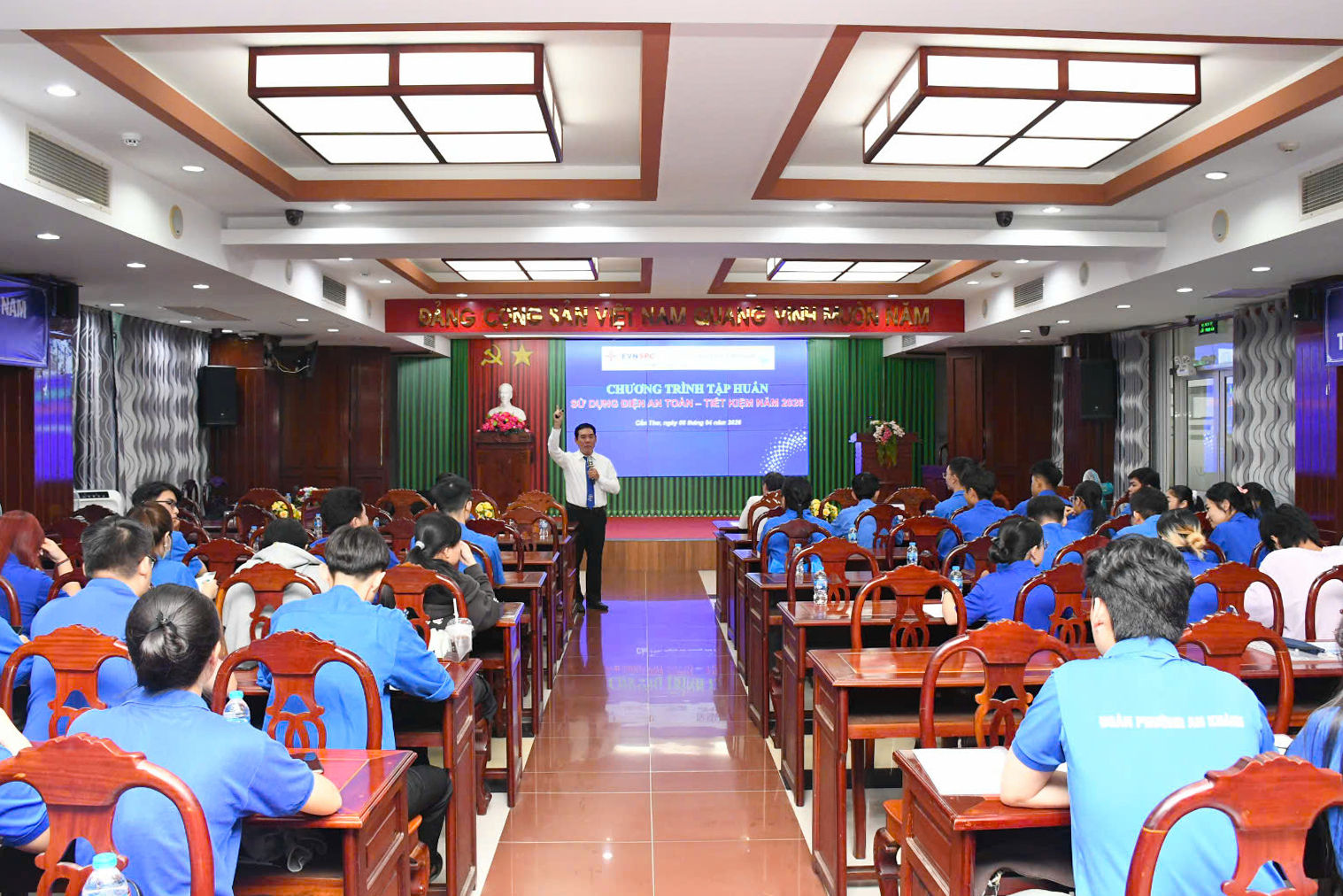 Tuyen truyen EVNSPC chủ động đối thoại, giải quyết kiến nghị của cử tri