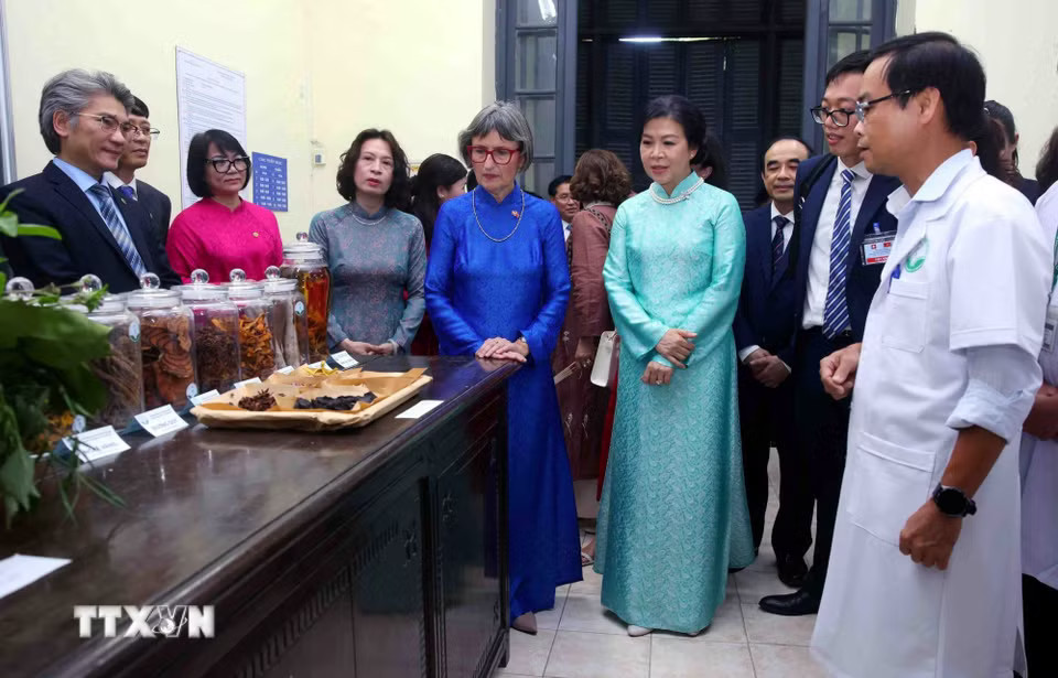 Bà Ngô Phương Ly, Phu nhân Tổng Bí thư, Chủ tịch nước Tô Lâm và bà Caroline Parmelin, Phu nhân Tổng thống Thụy Sĩ Guy Parmelin tham quan Trường Đại học Dược Hà Nội