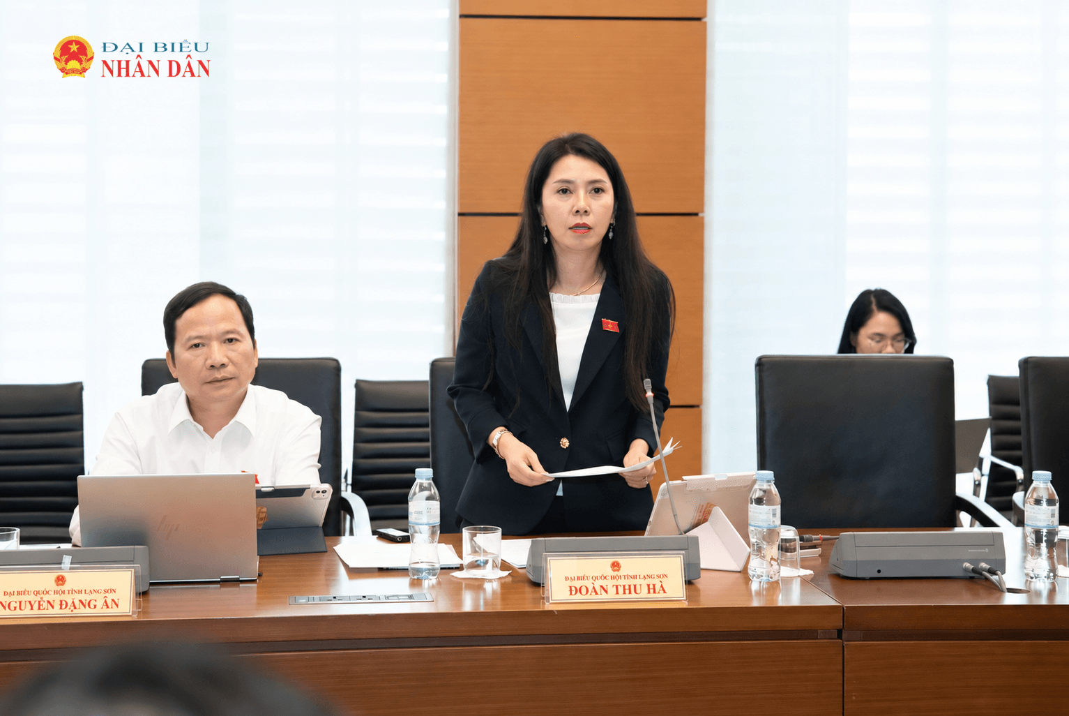 ĐBQH Đoàn Thu Hà (tỉnh Lạng Sơn) phát biểu