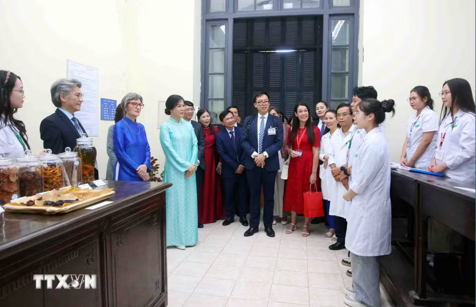 Bà Ngô Phương Ly, Phu nhân Tổng Bí thư, Chủ tịch nước Tô Lâm và bà Caroline Parmelin, Phu nhân Tổng thống Thụy Sĩ Guy Parmelin giao lưu với sinh viên Trường Đại học Dược Hà Nội