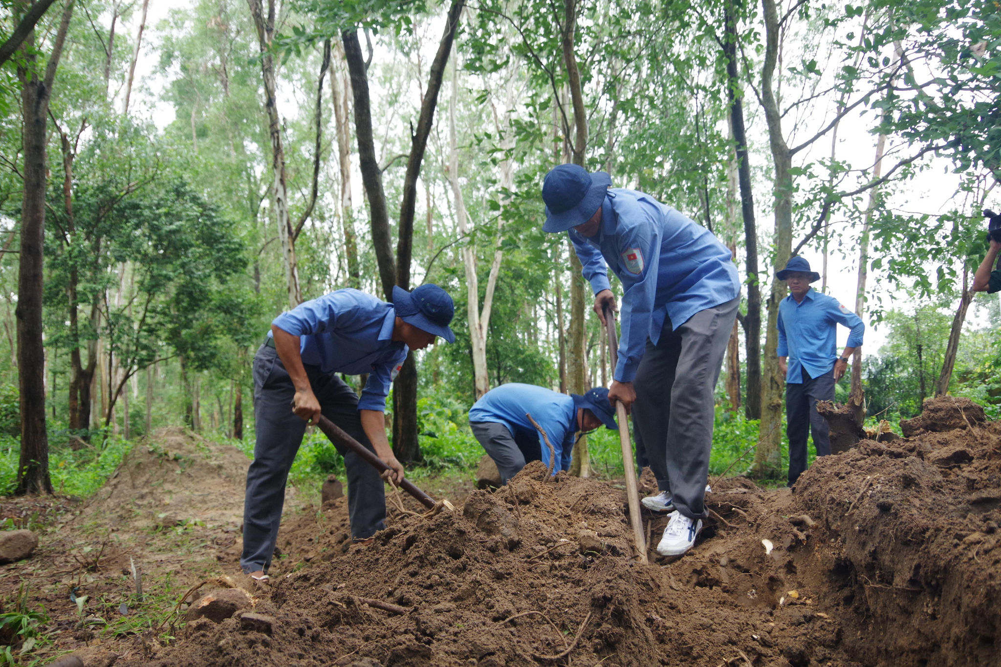 Dù thời tiết bất lợi, các Đội K92, K93 ngày đêm nỗ lực thực hiện nhiệm vụ để sớm đưa các Anh hùng Liệt sĩ về đất mẹ