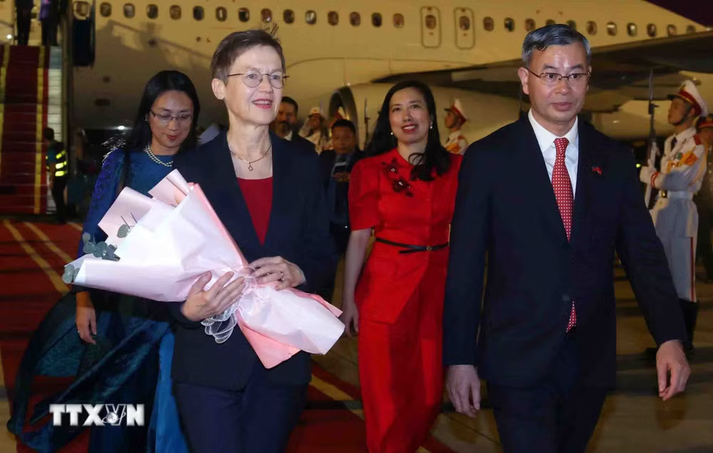 Bộ trưởng Bộ Tài chính Ngô Văn Tuấn đón Thủ tướng Công quốc Liechtenstein Brigitte Haas tại sân bay quốc tế Nội Bài, Hà Nội