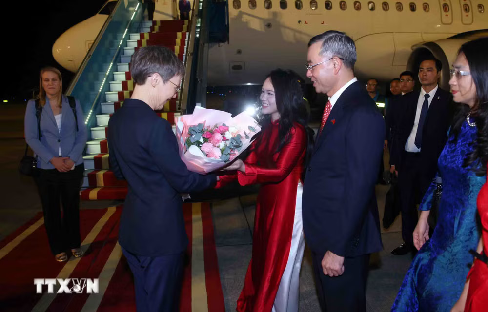 Bộ trưởng Bộ Tài chính Ngô Văn Tuấn đón Thủ tướng Công quốc Liechtenstein Brigitte Haas tại sân bay quốc tế Nội Bài, Hà Nội