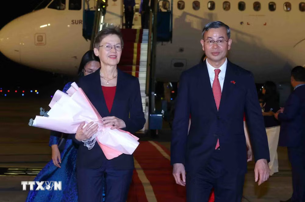 Bộ trưởng Bộ Tài chính Ngô Văn Tuấn đón Thủ tướng Công quốc Liechtenstein Brigitte Haas tại sân bay quốc tế Nội Bài, Hà Nội