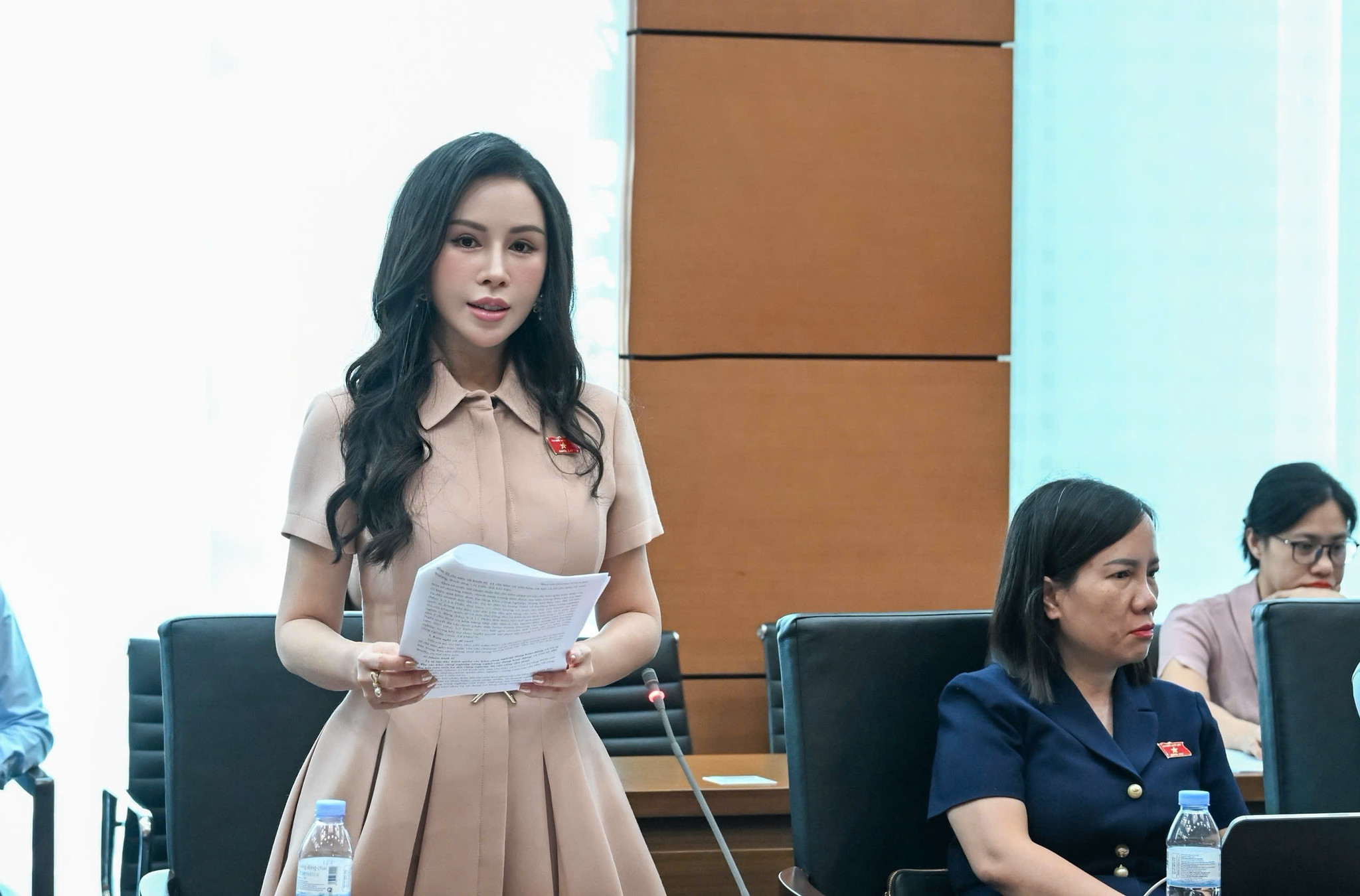 ĐBQH Lê Nữ Thùy Dương (TP. Đồng Nai) phát biểu luận thảo luận tại tổ chiều 18/10