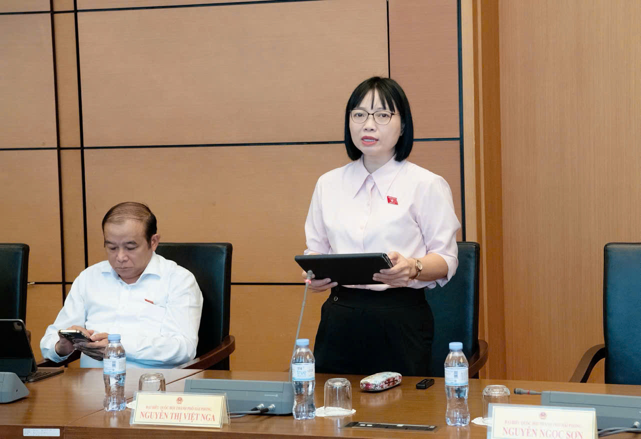 ĐBQH Nguyễn Thị Việt Nga (TP. Hải Phòng) phát luận thảo luận tại tổ chiều 18/10. Ảnh: Lâm Hiển
