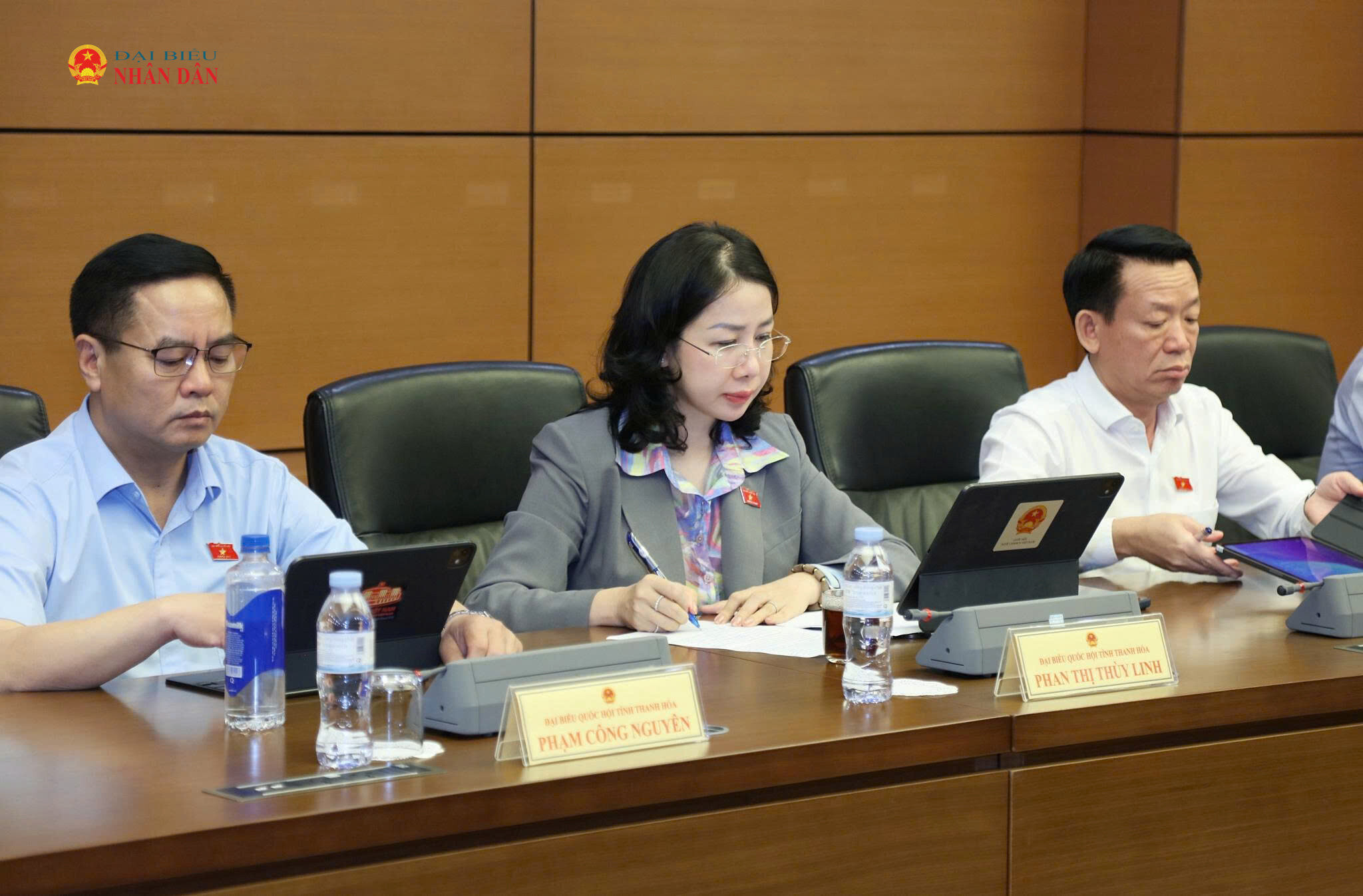 Các ĐBQH tỉnh Thanh Hóa tham dự thảo luận tổ. Ảnh: An Nhiên