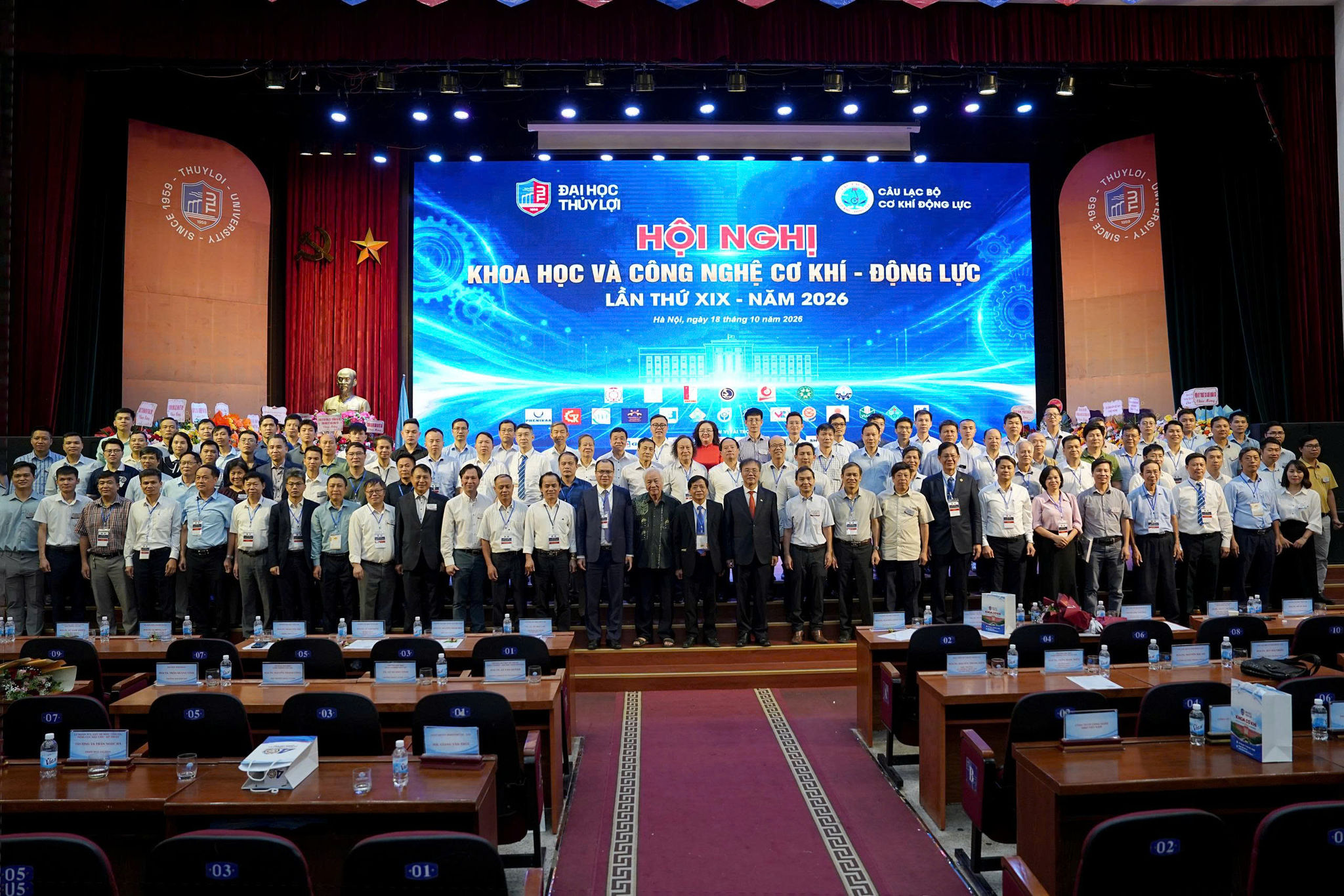 Các đại biểu chụp ảnh lưu niệm tại hội nghị