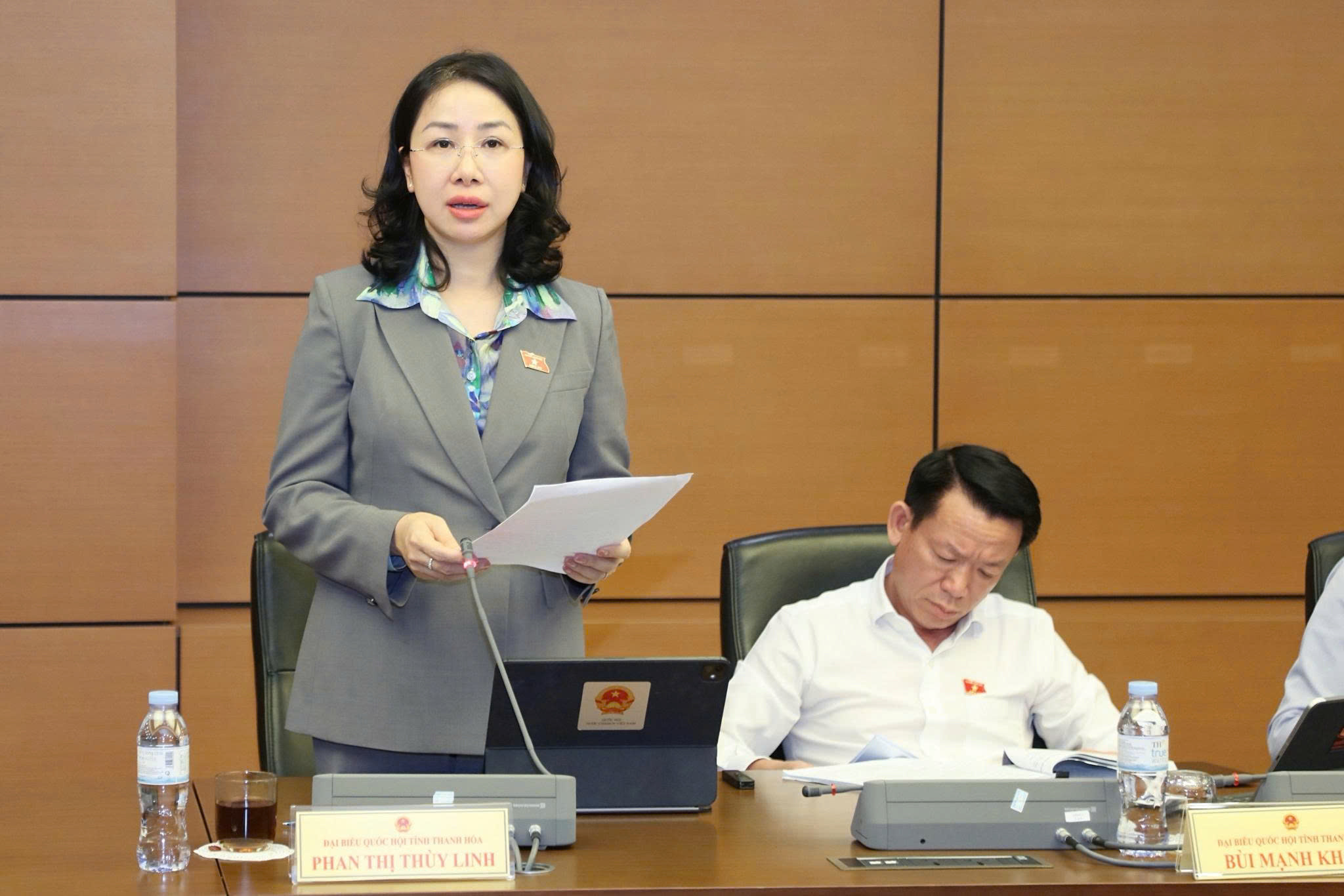 ĐBQH Phan Thị Thùy Linh (Thanh Hóa) phát biểu thảo luận tại tổ chiều 18/10