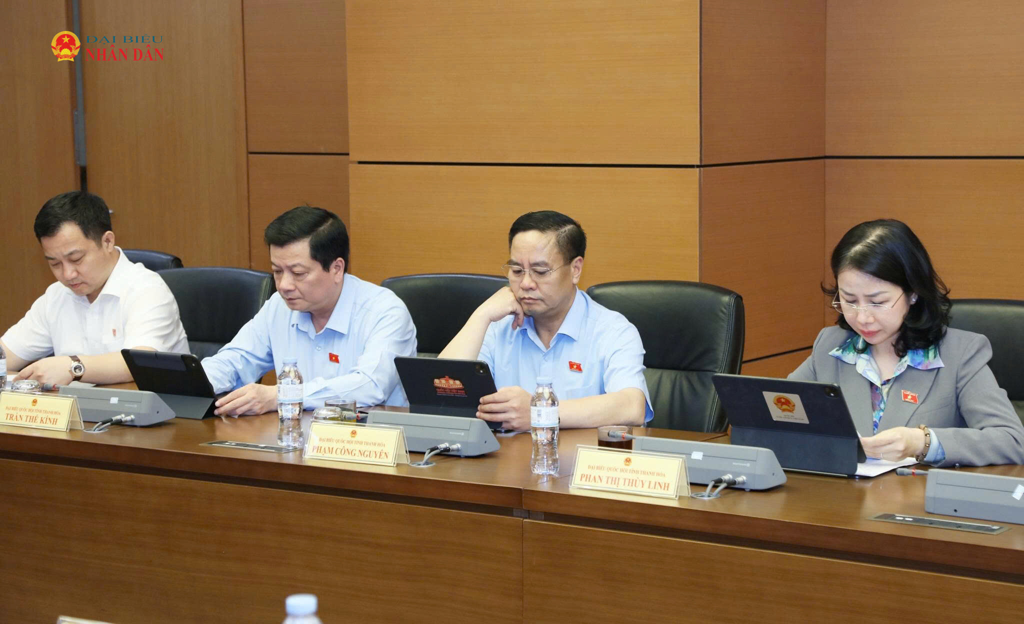 Các đại biểu tham dự thảo luận tổ. Ảnh: An Nhiên