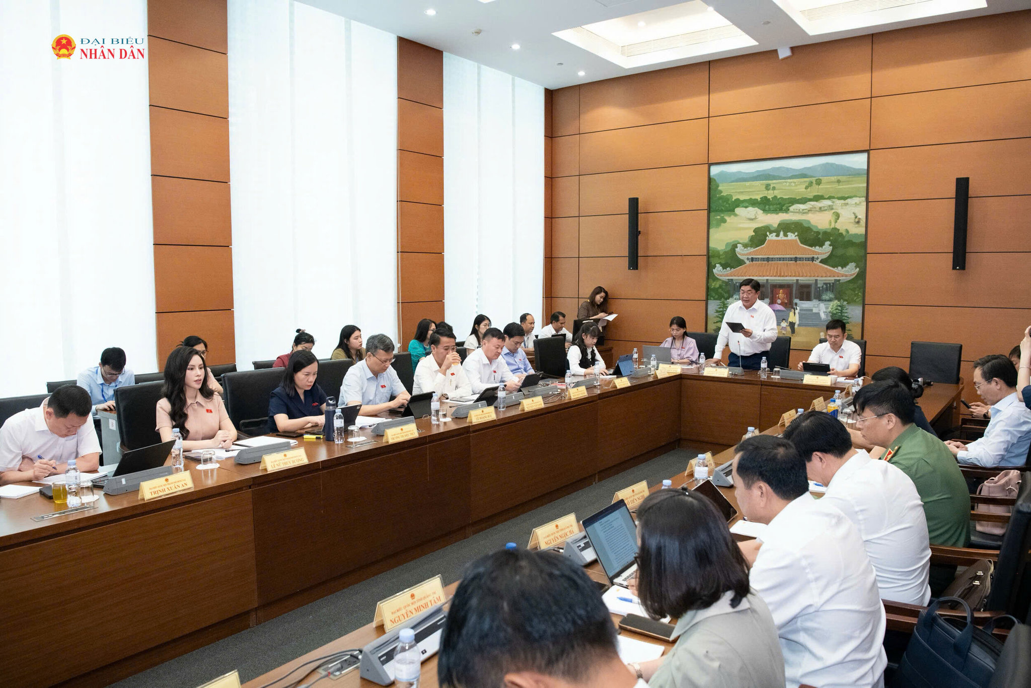 Quang cảnh thảo luận tại Tổ 4