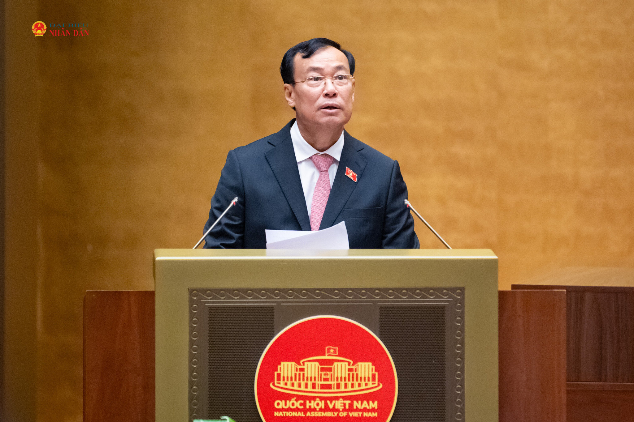 Chủ nhiệm Ủy ban Quốc phòng, An ninh và Đối ngoại Lê Tấn Tới trình bày Báo cáo thẩm tra về dự án Luật Thỏa thuận quốc tế (sửa đổi). Ảnh: Phạm Thắng