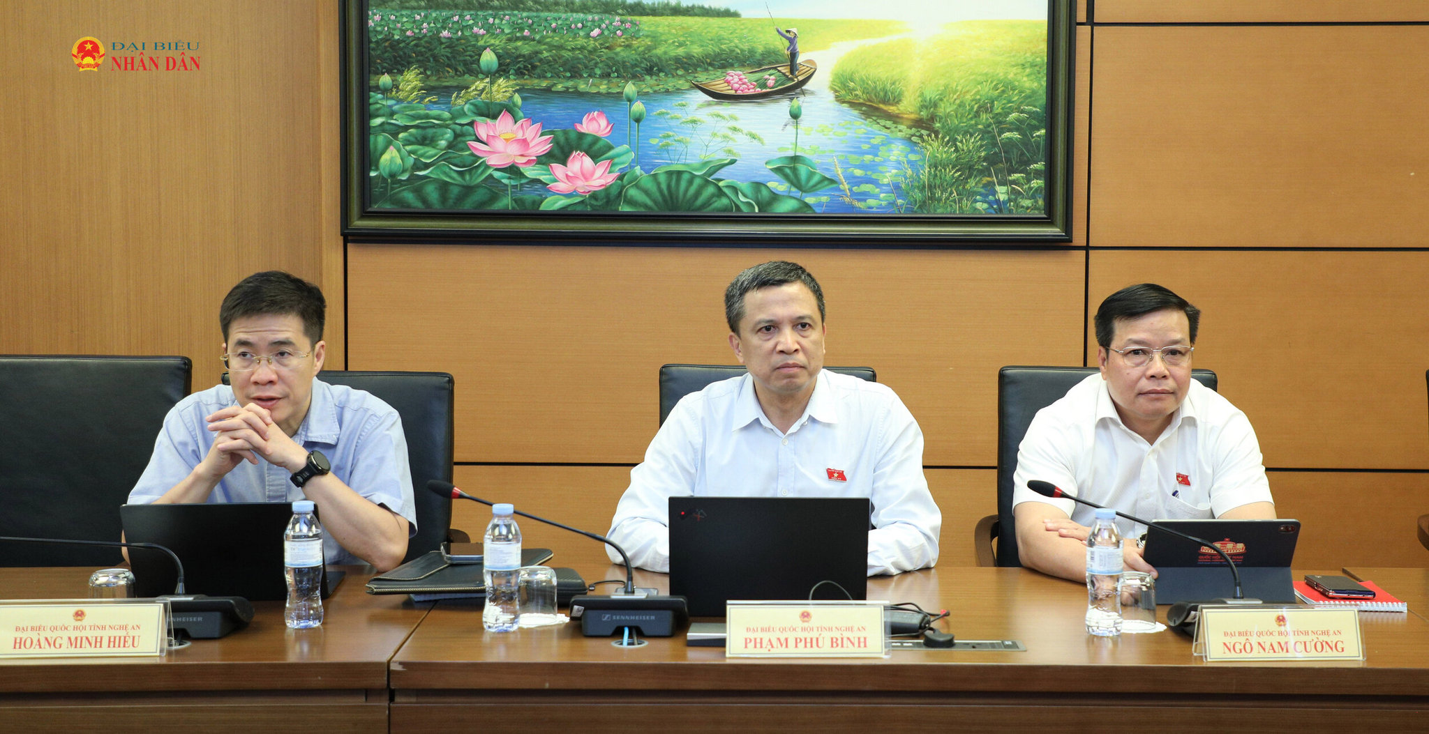 Các ĐBQH tỉnh Nghệ An thảo luận tại tổ