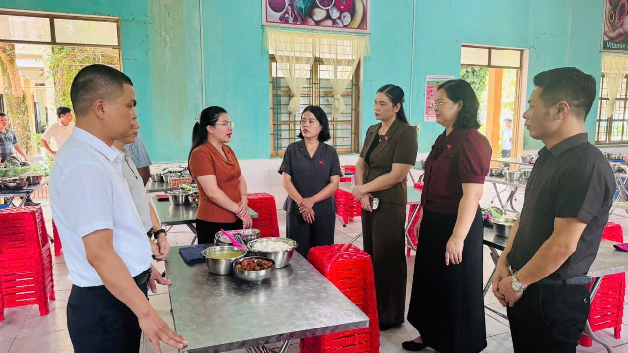 Đoàn ĐBQH tỉnh Tuyên Quang đi khảo sát các bếp ăn tại các trường học trên địa bàn xã Pà Vẩy Sủ