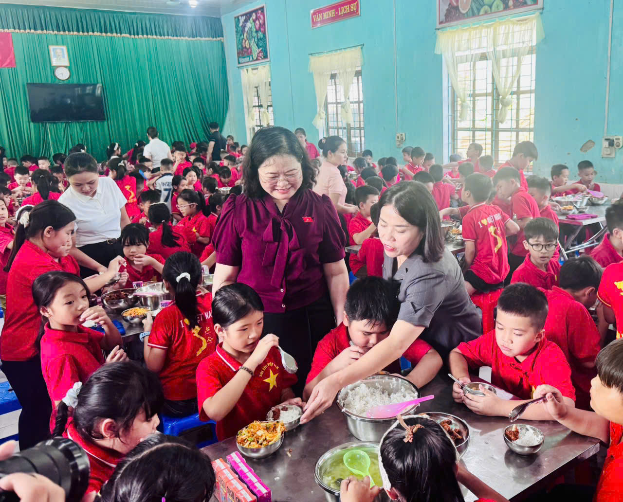 Đoàn ĐBQH tỉnh Tuyên Quang đi khảo sát các bếp ăn tại các trường học trên địa bàn xã Pà Vẩy Sủ