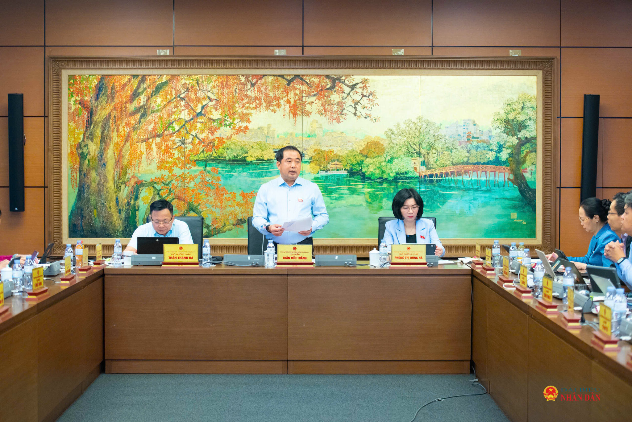 Quang cảnh thảo luận tại Tổ 1. Ảnh: Xuân Quý