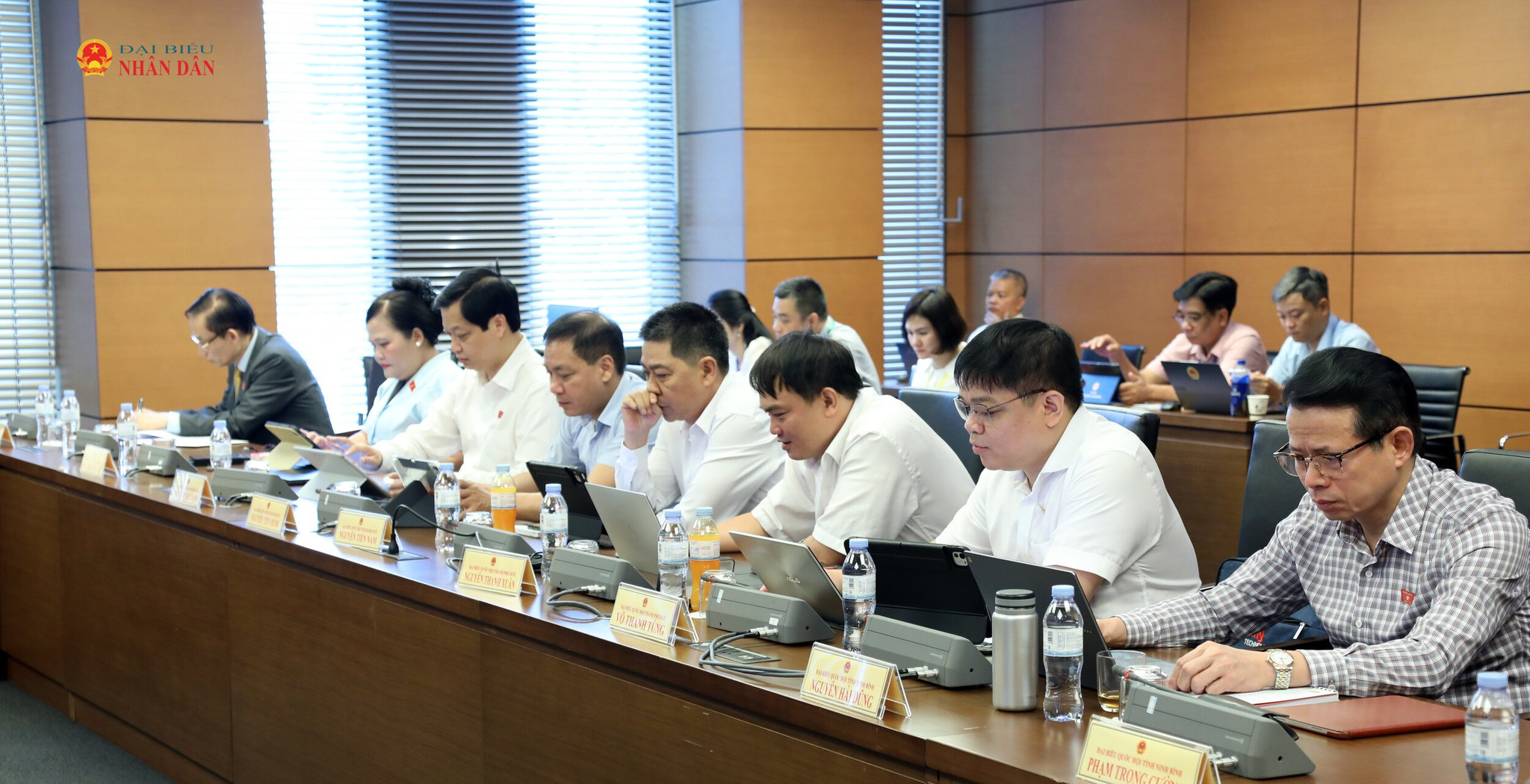 Các đại biểu tham dự thảo luận tại Tổ 9