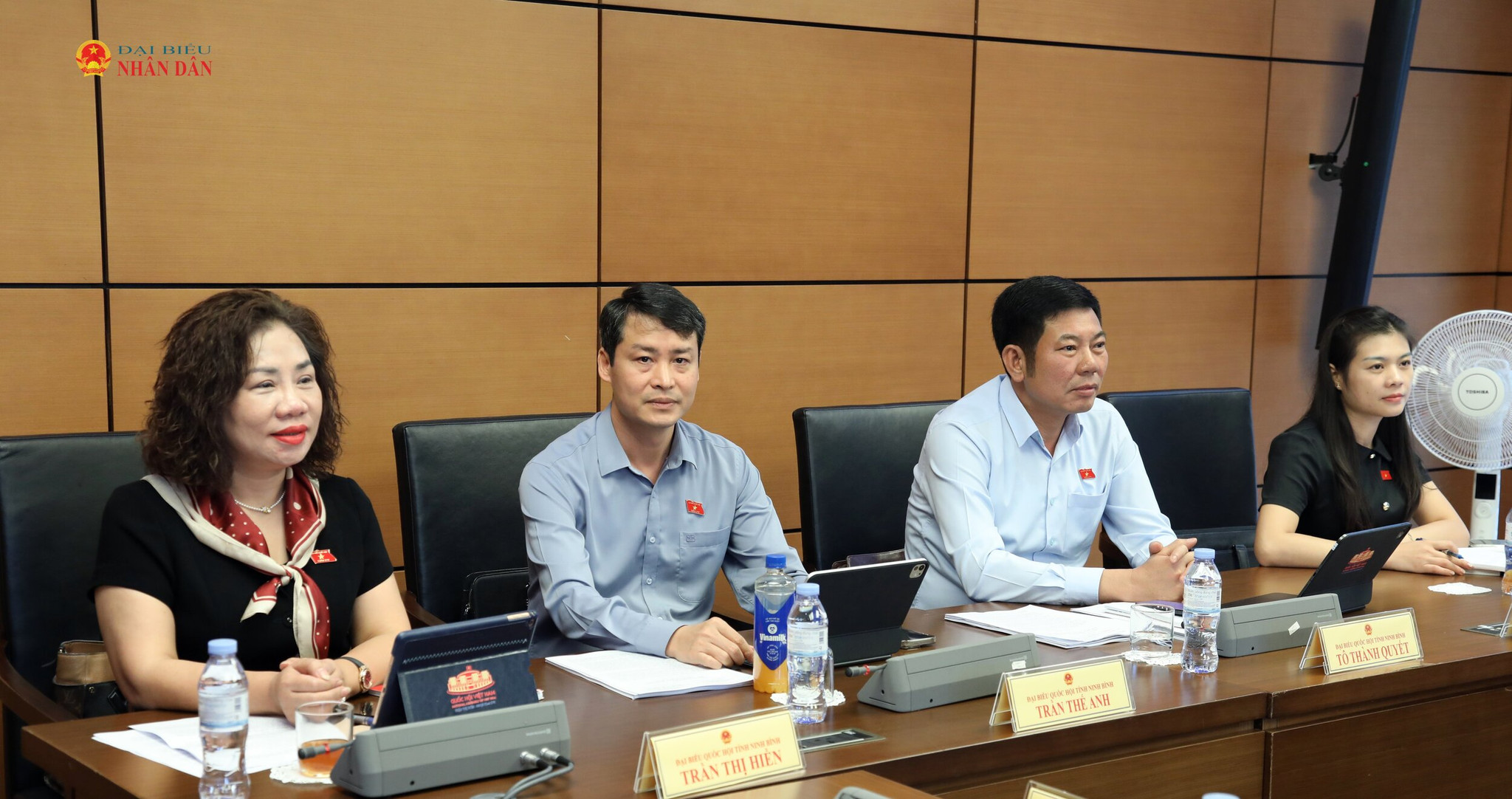 Các đại biểu tham dự thảo luận tại Tổ 9.