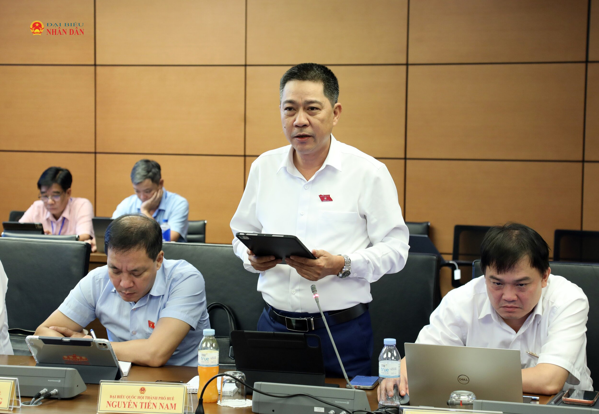Đại biểu Nguyễn Tiến Nam (thành phố Huế) phát biểu